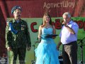 И. о. главы города Покров В. Ш. Аракелов вручает юбилейную медаль «85 лет ВДВ» С. А. Горенкову
