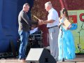 Глава администрации Петушинского района С. Б. Великоцкий вручает Почётную грамоту С. А. Паращуку